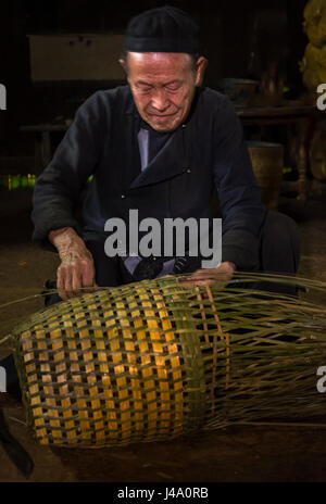 SAPA, VIETNAM - ca. SEPTEMBER 2014: Alter Mann aus der Black Hmong-Minderheit arbeiten an Kunsthandwerk im Ta Phin Dorf in der Nähe von Sapa, Nord-Vietnam. Stockfoto