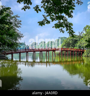 HANOI, VIETNAM - ca. SEPTEMBER 2014: Blick auf die Huc Brücke, ein berühmtes Wahrzeichen über dem Hoan-Kiem-See in Hanoi. Stockfoto