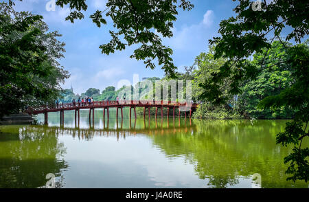 HANOI, VIETNAM - ca. SEPTEMBER 2014: Blick auf die Huc Brücke, ein berühmtes Wahrzeichen über dem Hoan-Kiem-See in Hanoi. Stockfoto