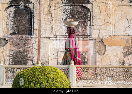 Jaipur, Indien; Amber Fort - Indianerin mit Schale auf dem Kopf Stockfoto