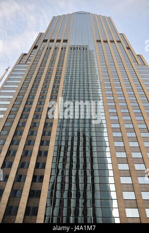 Eine extreme Ansicht von Chicagos zwei Prudential Plaza Gebäude wie von der Straße in der Nähe des nördlichen Ende des Millennium Park gesehen. Chicago, Illinois, USA. Stockfoto