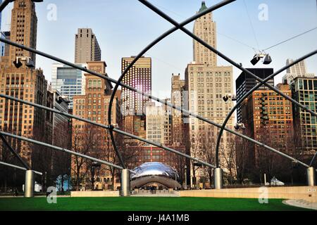 Ein kleiner Teil der ehrwürdigen Michigan Avenue Skyline entlang der Millennium Park. Chicago, Illinois, USA. Stockfoto