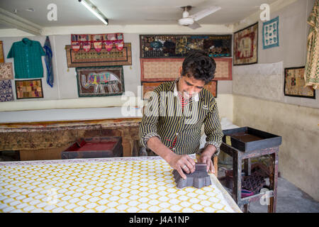 Jaipur, Indien - indischer Mann Stempeln Muster auf Stoff Stockfoto