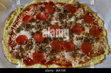 Blumenkohl Kruste Pizza mit Salami und Wurst. Stockfoto