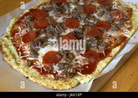 Blumenkohl Kruste Pizza mit Salami und Wurst. Stockfoto