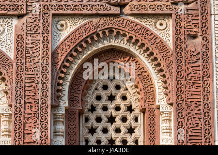 Kunstvolle Details aus mittelalterlichen Denkmäler, die Qutub Minar, umgeben befindet sich auf der Qutub Komplex in New Dheli, Indien. Stockfoto