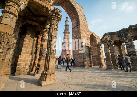 Ruinen und Trümmern des mittelalterlichen Denkmäler umgeben Qutub Minar, die weltweit höchste Minarett Struktur. Die Qutub Komplex befindet sich in Neu-Delhi, Indien. Stockfoto