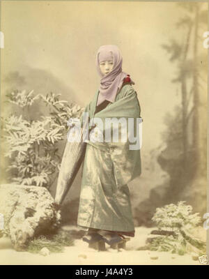 Raimund von Stillfrieds Fotografie „Geisha im Winterkostüm“ aus dem Jahr 1885 zeigt eine traditionelle Geisha in Winterkleidung und zeigt die kulturelle Kleidung und elegante Ästhetik Japans Ende des 19. Jahrhunderts. Stockfoto