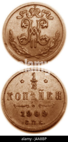 Eine russische Münze aus dem Jahr 1909, bekannt als „Pol kopeiki“, die Teil des Währungssystems des Russischen Reiches war. Die Münze hat historische und numismatische Bedeutung, die die Wirtschaftsgeschichte der Periode widerspiegelt. Stockfoto