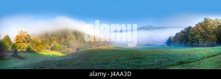 Malerische Panorama in Cades Cove in Smokey Mountains Nationalpark im Herbst Stockfoto