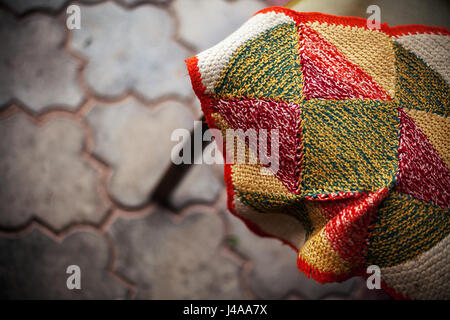 Details der bunte Stickereien und alten Stuhl, Ansicht von oben. Stockfoto