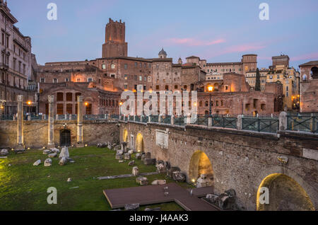 Markt von Trajan in Rom am Abend blaue Stunde. Rom, Italien. Stockfoto