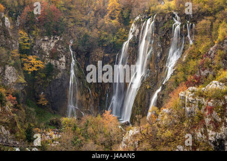 Herbstliche Ansicht der Veliki Slap (großer Wasserfall) im Nationalpark Plitvice, Kroatien. Stockfoto