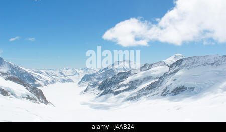 Basis eines Berges abgedeckt im Schnee in der hellen Sonne beleuchtet. Jungfrau ist das Top of Europe und Reiseziel für Touristen, die in die Schweiz Stockfoto