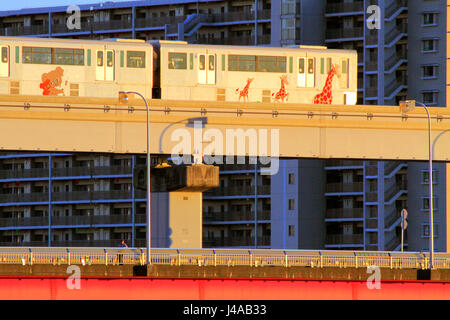 Tama-Monorail Tama Fluss Tachikawa Stadt Tokio über Tappi Bashi Brücke unterwegs Stockfoto