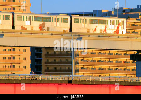 Tama-Monorail Tama Fluss Tachikawa Stadt Tokio über Tappi Bashi Brücke unterwegs Stockfoto