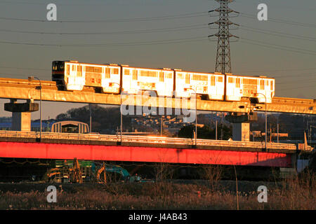 Tama-Monorail Tama Fluss Tachikawa Stadt Tokio über Tappi Bashi Brücke unterwegs Stockfoto