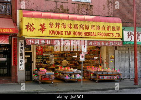 Bunte traditionelle chinesische pflanzliche Produkte lagern in Chinatown, Vancouver, Britisch-Kolumbien, Kanada Stockfoto