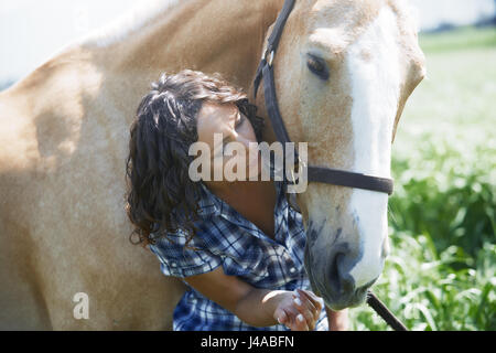 Frau und Pferd zusammen im Fahrerlager Stockfoto