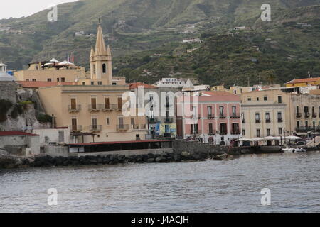 Eine bunte Stadt Lipari auf der Insel Lipari auf Äolische Inseln in Italien. eine Ansicht froam ein Boot nähert sich zum Hafen. Stockfoto