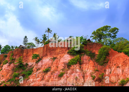 Fischerhütten auf der Klippe. Varkala, Bundesstaat Kerala, Südindien. Stockfoto