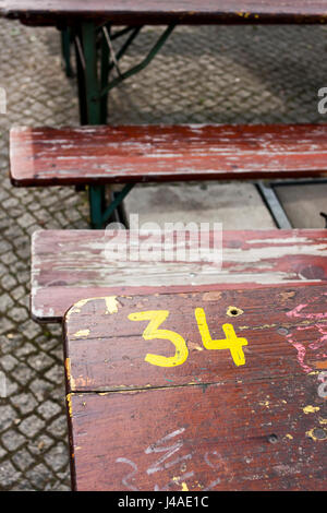 Die Nummer 34 auf eine alte Bank in Deutschland. Stockfoto