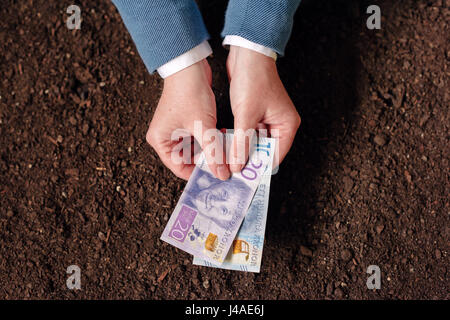 NOVI SAD, Serbien - 5. Mai 2017: Bankkredit in schwedischen Währung SEK für Agribusiness Startup, Hand bietet Bargeld Geld Banknoten als Kredit- und allowanc Stockfoto