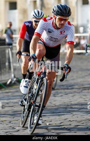 Konkurrenten werden im Bad des Royal Crescent dargestellt, wie sie in der letzten Runde des Rennens Pearl Izumi Tour Series professionelle Fahrrad Zyklus teilnehmen Stockfoto