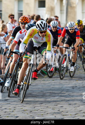 Konkurrenten werden im Bad des Royal Crescent dargestellt, wie sie in der letzten Runde des Rennens Pearl Izumi Tour Series professionelle Fahrrad Zyklus teilnehmen Stockfoto