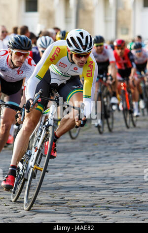 Konkurrenten werden im Bad des Royal Crescent dargestellt, wie sie in der letzten Runde des Rennens Pearl Izumi Tour Series professionelle Fahrrad Zyklus teilnehmen Stockfoto