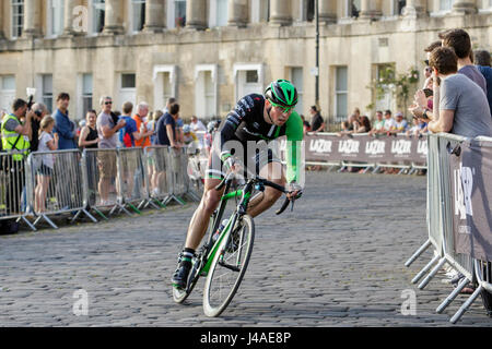 Konkurrenten werden im Bad des Royal Crescent dargestellt, wie sie in der letzten Runde des Rennens Pearl Izumi Tour Series professionelle Fahrrad Zyklus teilnehmen Stockfoto