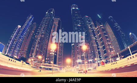 Fisheye-Objektiv Bild von Dubai City downtown in der Nacht, Farbe toning angewandte, Vereinigte Arabische Emirate. Stockfoto