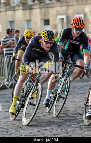 Konkurrenten werden im Bad des Royal Crescent dargestellt, wie sie in der letzten Runde des Rennens Pearl Izumi Tour Series professionelle Fahrrad Zyklus teilnehmen Stockfoto