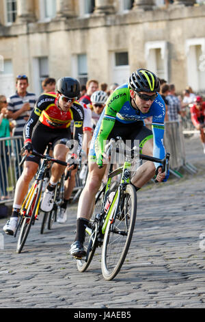 Konkurrenten werden im Bad des Royal Crescent dargestellt, wie sie in der letzten Runde des Rennens Pearl Izumi Tour Series professionelle Fahrrad Zyklus teilnehmen Stockfoto