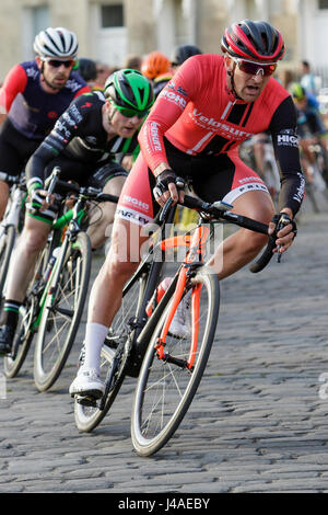 Konkurrenten werden im Bad des Royal Crescent dargestellt, wie sie in der letzten Runde des Rennens Pearl Izumi Tour Series professionelle Fahrrad Zyklus teilnehmen Stockfoto