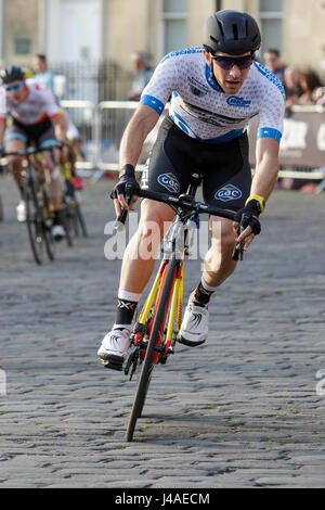 Konkurrenten werden im Bad des Royal Crescent dargestellt, wie sie in der letzten Runde des Rennens Pearl Izumi Tour Series professionelle Fahrrad Zyklus teilnehmen Stockfoto