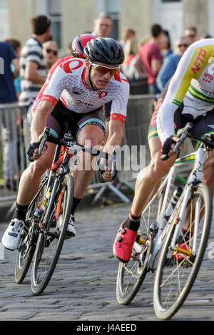 Konkurrenten werden im Bad des Royal Crescent dargestellt, wie sie in der letzten Runde des Rennens Pearl Izumi Tour Series professionelle Fahrrad Zyklus teilnehmen Stockfoto