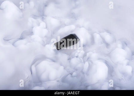 Black Flash-Memory-Stick in den Wolken Informationen Stockfoto