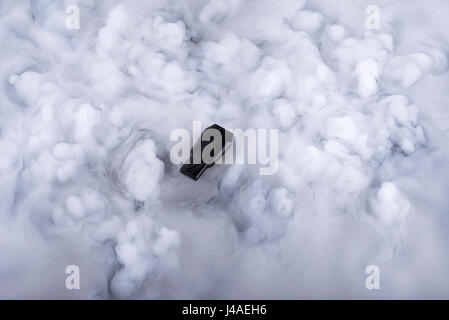 Flash-Memory-Stick in den Wolken Stockfoto