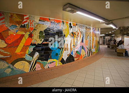 Mosaik-Kunst Wandbild auf der Empore an der u-Bahn-Station DeKalb Avenue in Downtown Brooklyn, New York Stockfoto