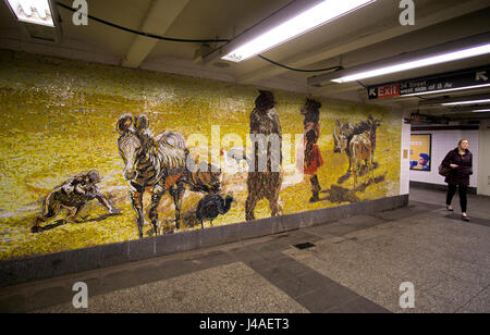 Mosaik-Kunst Wandbild auf der Empore an der u-Bahnstation 34th Street in Manhattan, New York City Stockfoto