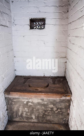 Die Außentoilette in die alte Grube Dorfhäuser bei Beamish Museum, England, UK Stockfoto