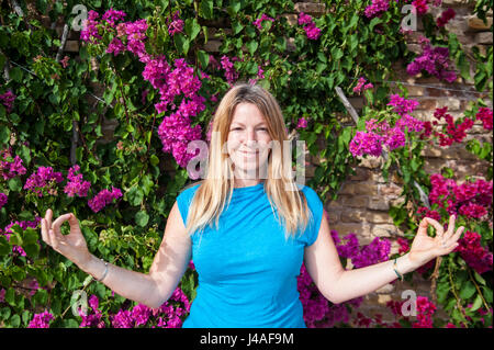 Spanien, Sevilla: Claudia ist eine professionelle Yoga-Lehrerin. Stockfoto