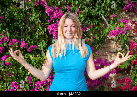 Spanien, Sevilla: Claudia ist eine professionelle Yoga-Lehrerin. Stockfoto