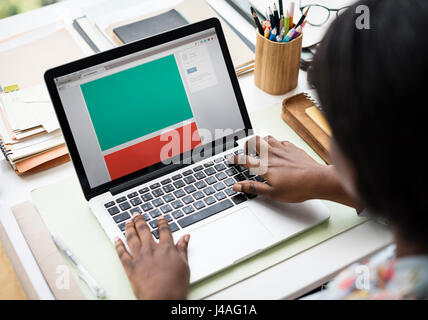 Afroamerikanische Frau sitzend mit Laptop am weißen Tisch Büro Stockfoto