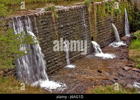Quadratische Betonsteine Verdammung auf dem Fluß mit Löchern für Abwasser Stockfoto