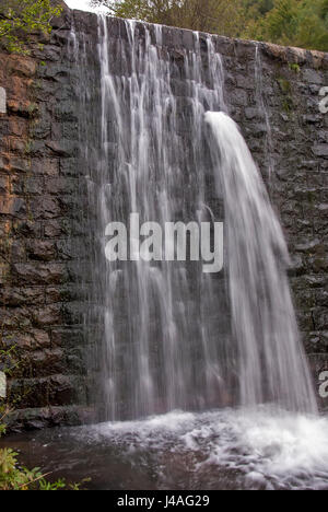 Quadratische Betonsteine Verdammung auf dem Fluß mit Löchern für Abwasser Stockfoto