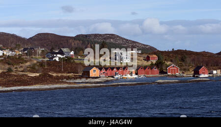 Braun und Rot Boot Häuser am Rande des Meeres Leinøya Torvik auf der Insel. Sogn und Fjordane, Norwegen. Stockfoto