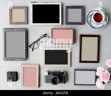 Leere Bilderrahmen auf grauen Tisch-Set Stockfoto