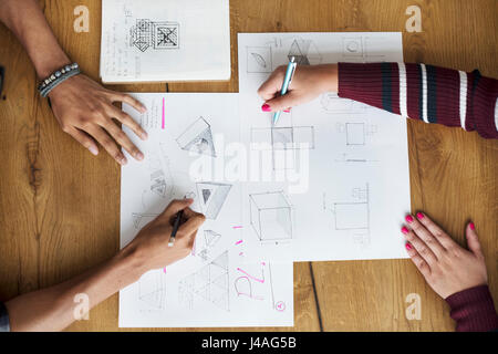 Hände, die Zeichnung auf die Idee zu schreiben Papier arbeiten Stockfoto